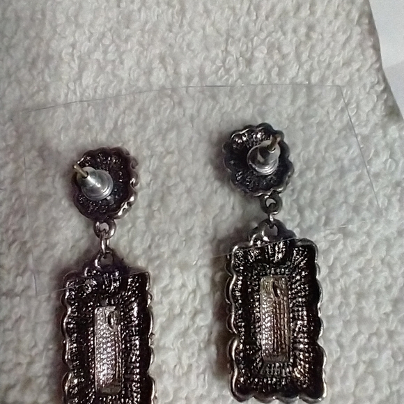 Square silvertone decorative post earrings - Picture 2 of 3